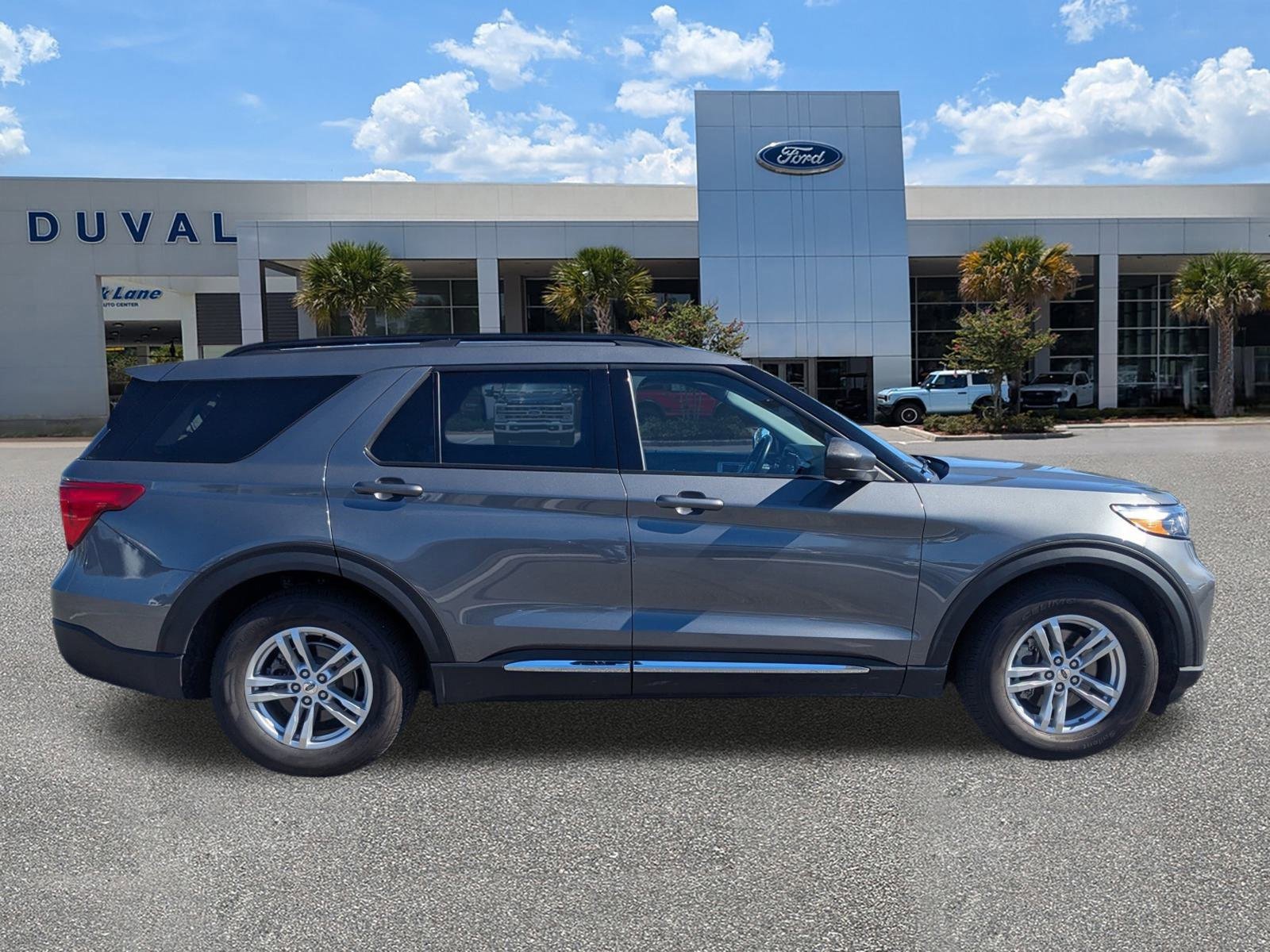 Used 2022 Ford Explorer XLT w/ Equipment Group 202A image 3