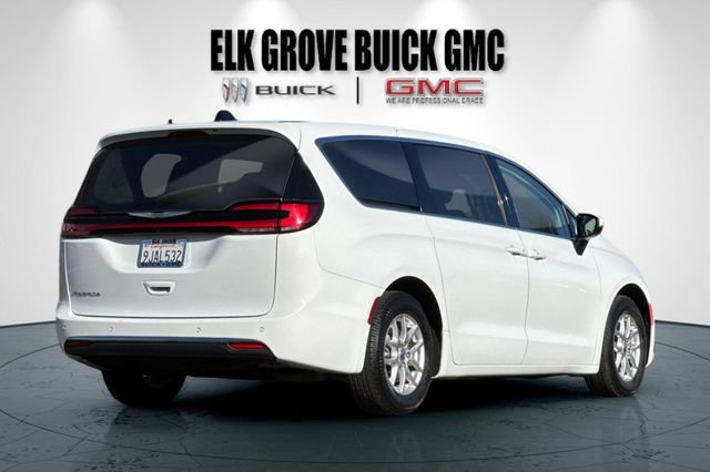 Used 2023 Chrysler Pacifica Touring-L image 4