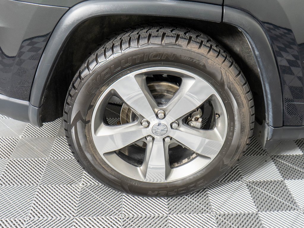 Used 2015 Jeep Grand Cherokee Limited w/ Luxury Group II image 32