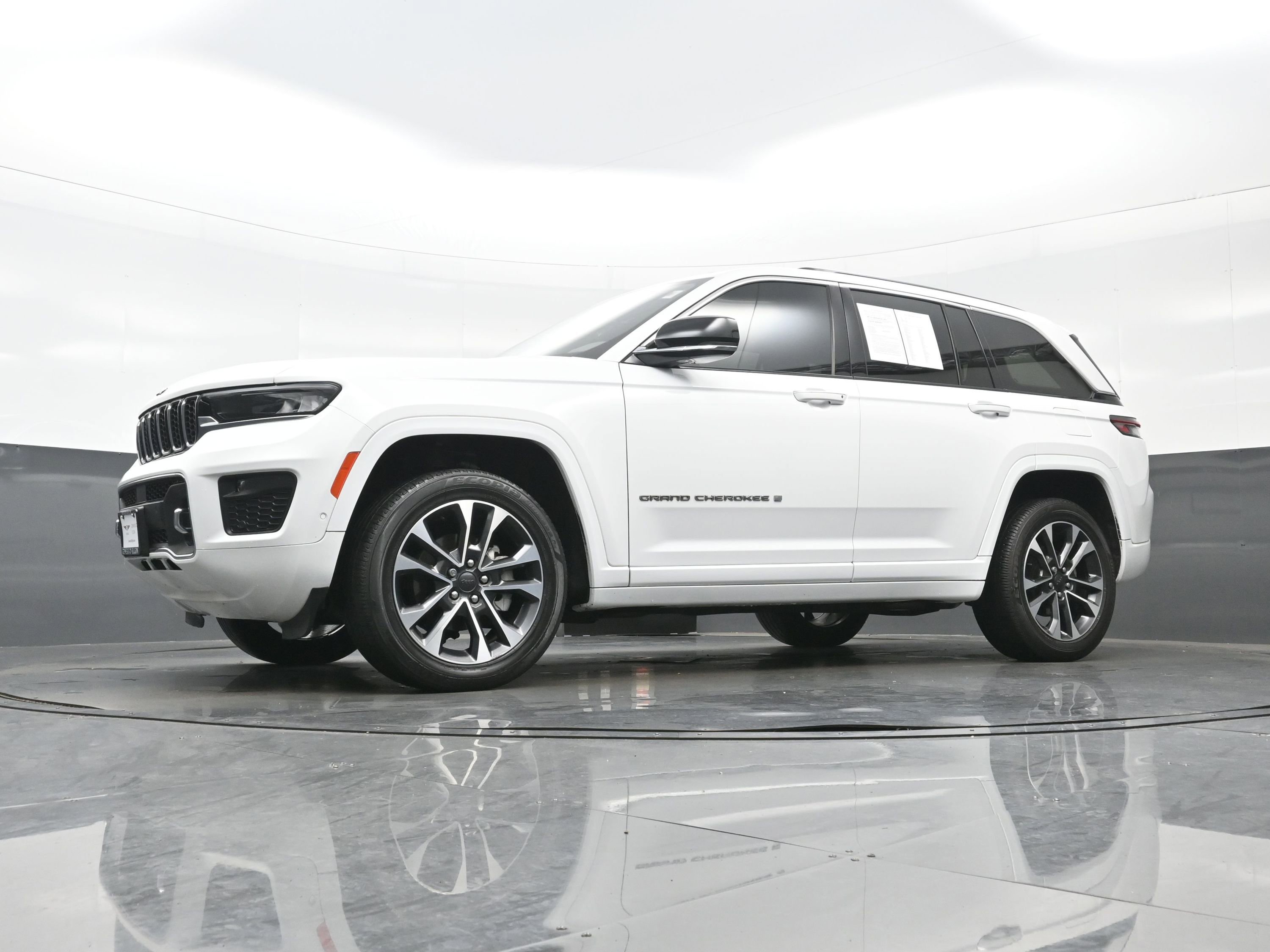 Used 2023 Jeep Grand Cherokee Overland AWD/4WD image 38