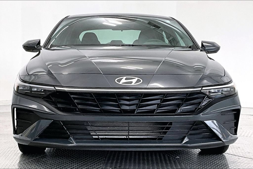 Certified 2024 Hyundai Elantra SE FWD image 3