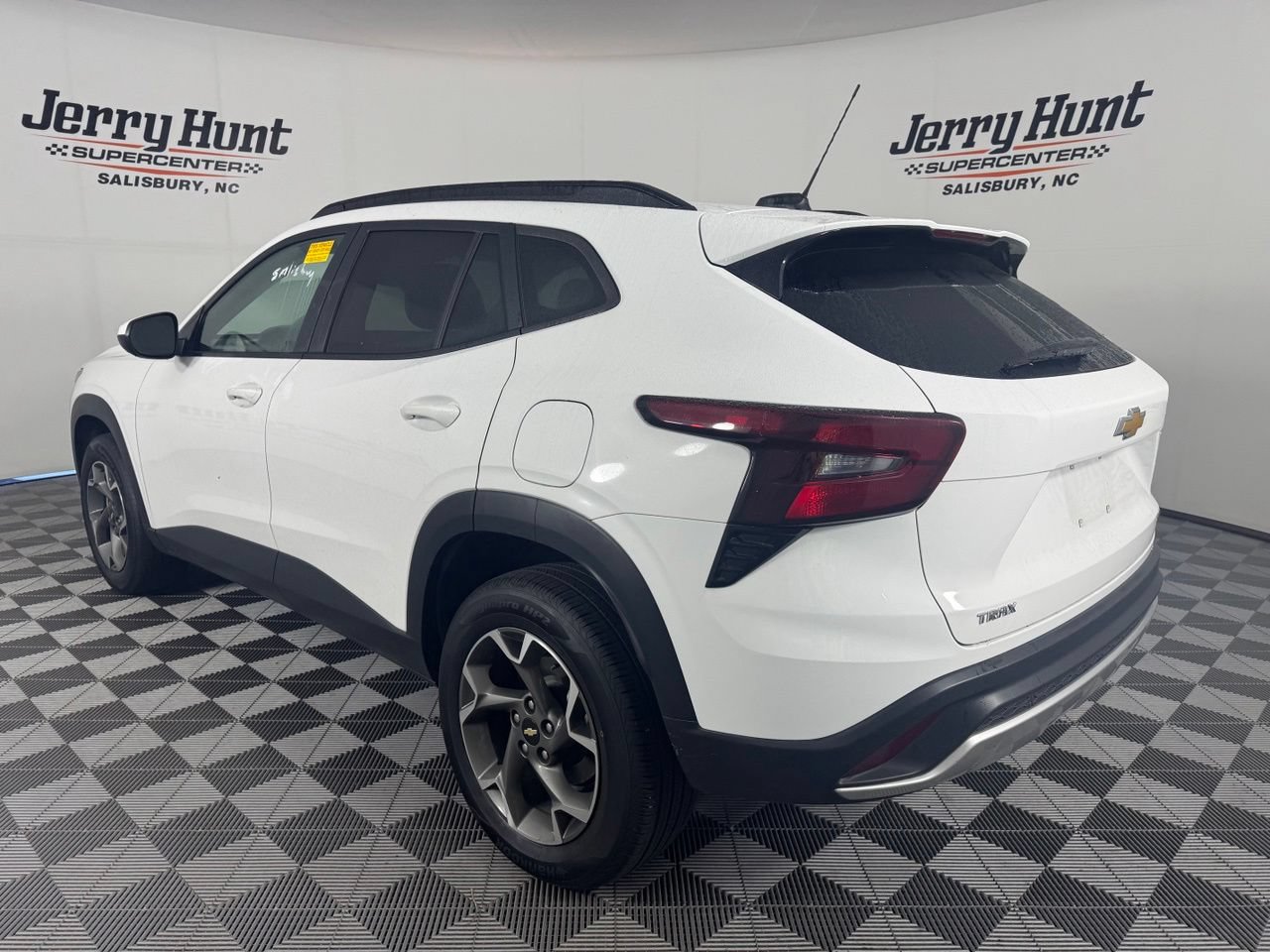Used 2024 Chevrolet Trax LT FWD image 9