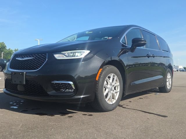 Used 2023 Chrysler Pacifica Touring-L FWD image 2