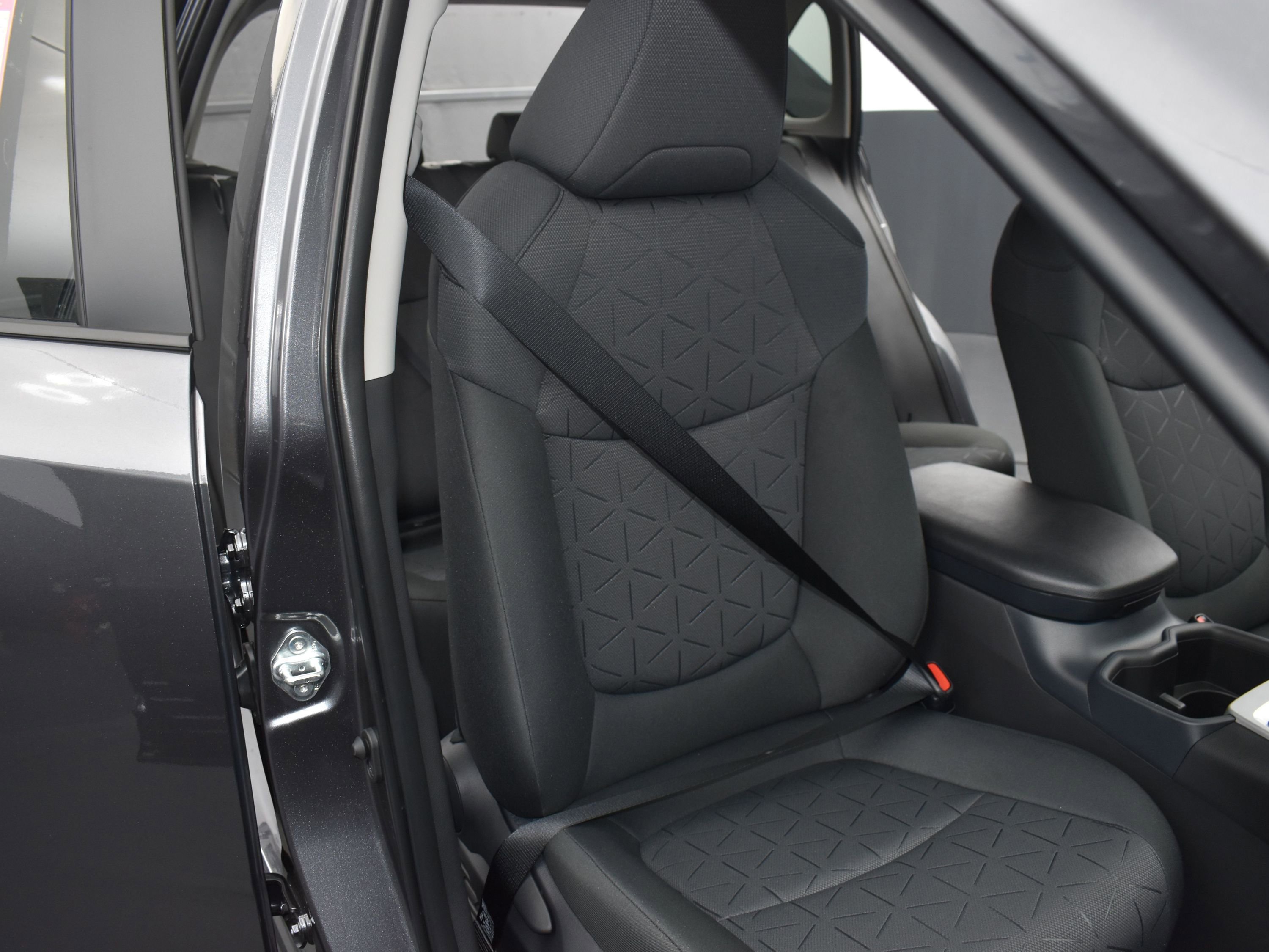 Used 2025 Toyota RAV4 XLE w/ Convenience Package image 27