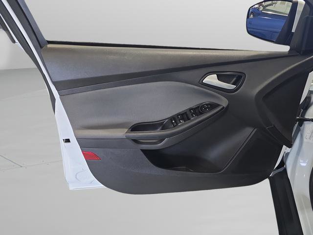 Used 2014 Ford Focus SE w/ SE Winter Package FWD image 32