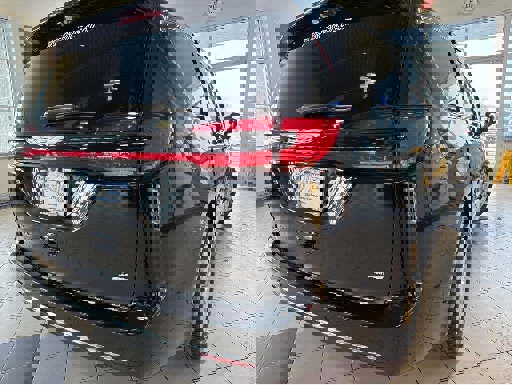 Used 2024 Chrysler Pacifica Touring-L image 13