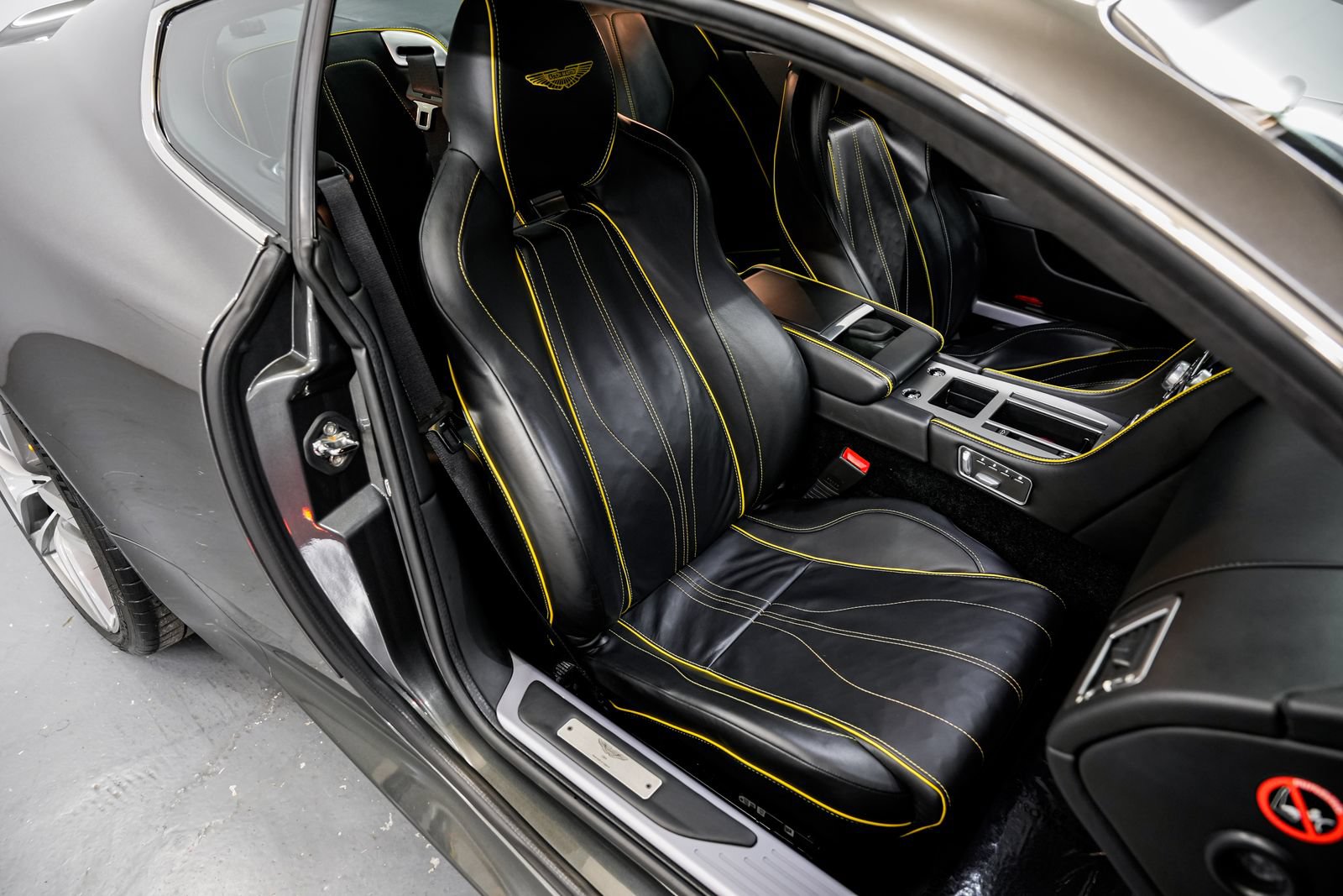 Used 2014 Aston Martin DB9 Coupe RWD image 25