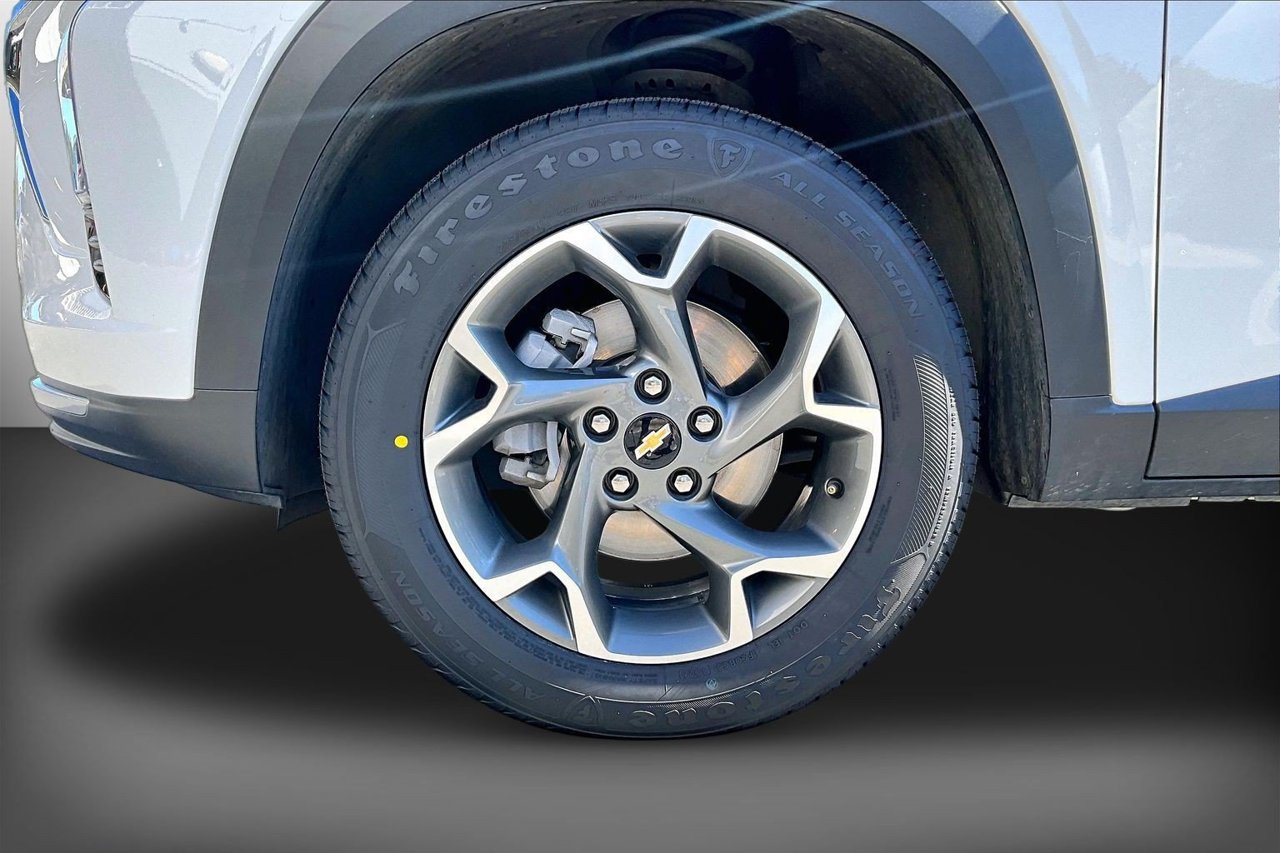 Used 2025 Chevrolet Trax LT FWD image 31
