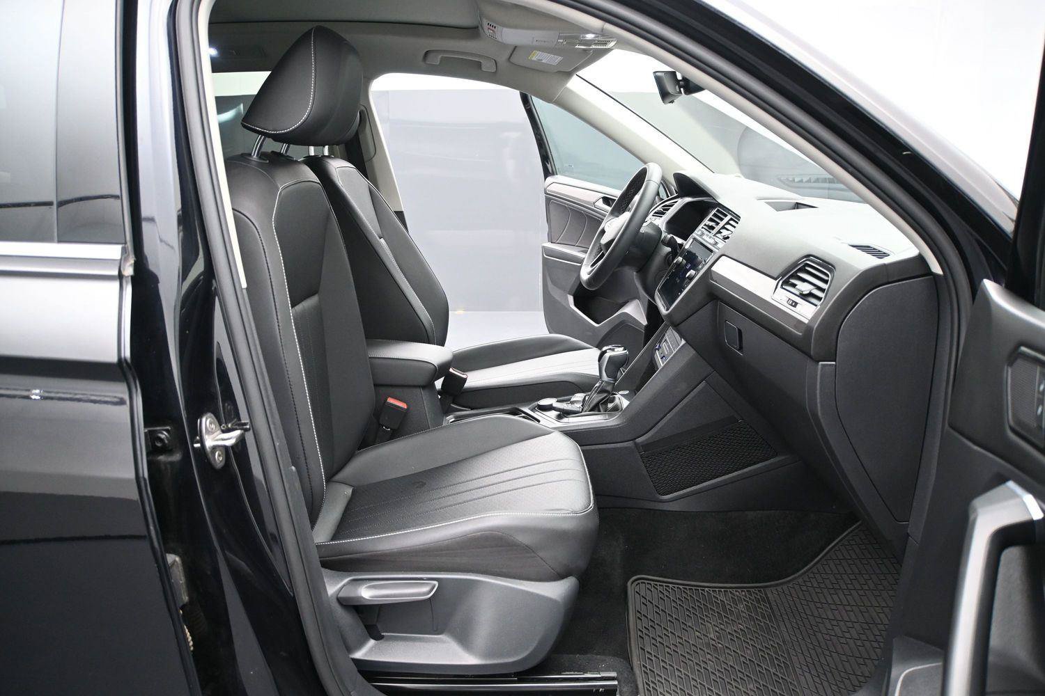 Used 2022 Volkswagen Tiguan SE AWD/4WD image 16