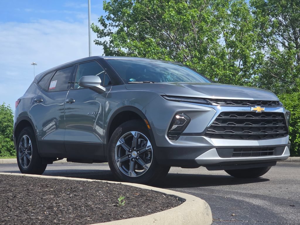 Used 2025 Chevrolet Blazer LT AWD/4WD image 2
