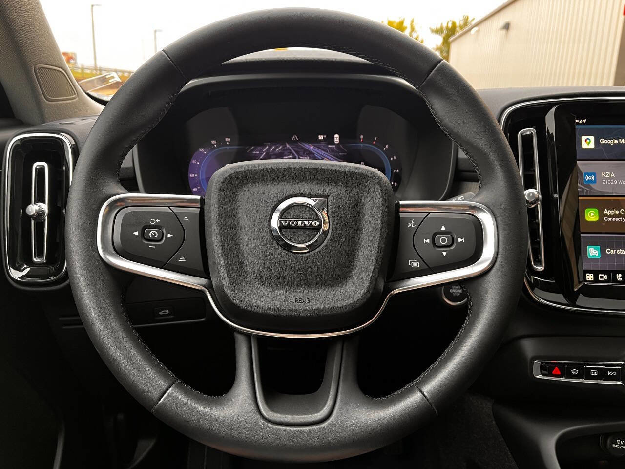 Used 2025 Volvo XC40 B5 Plus w/ Climate Package image 9