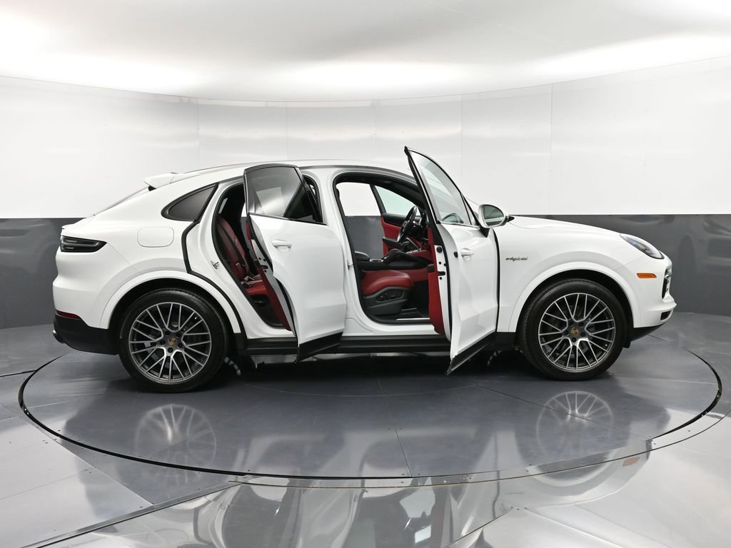 Certified 2022 Porsche Cayenne E-Hybrid Coupe AWD/4WD image 37