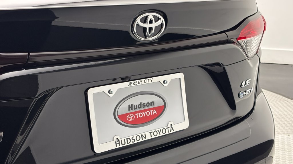 Used 2026 Toyota Corolla LE AWD/4WD image 8
