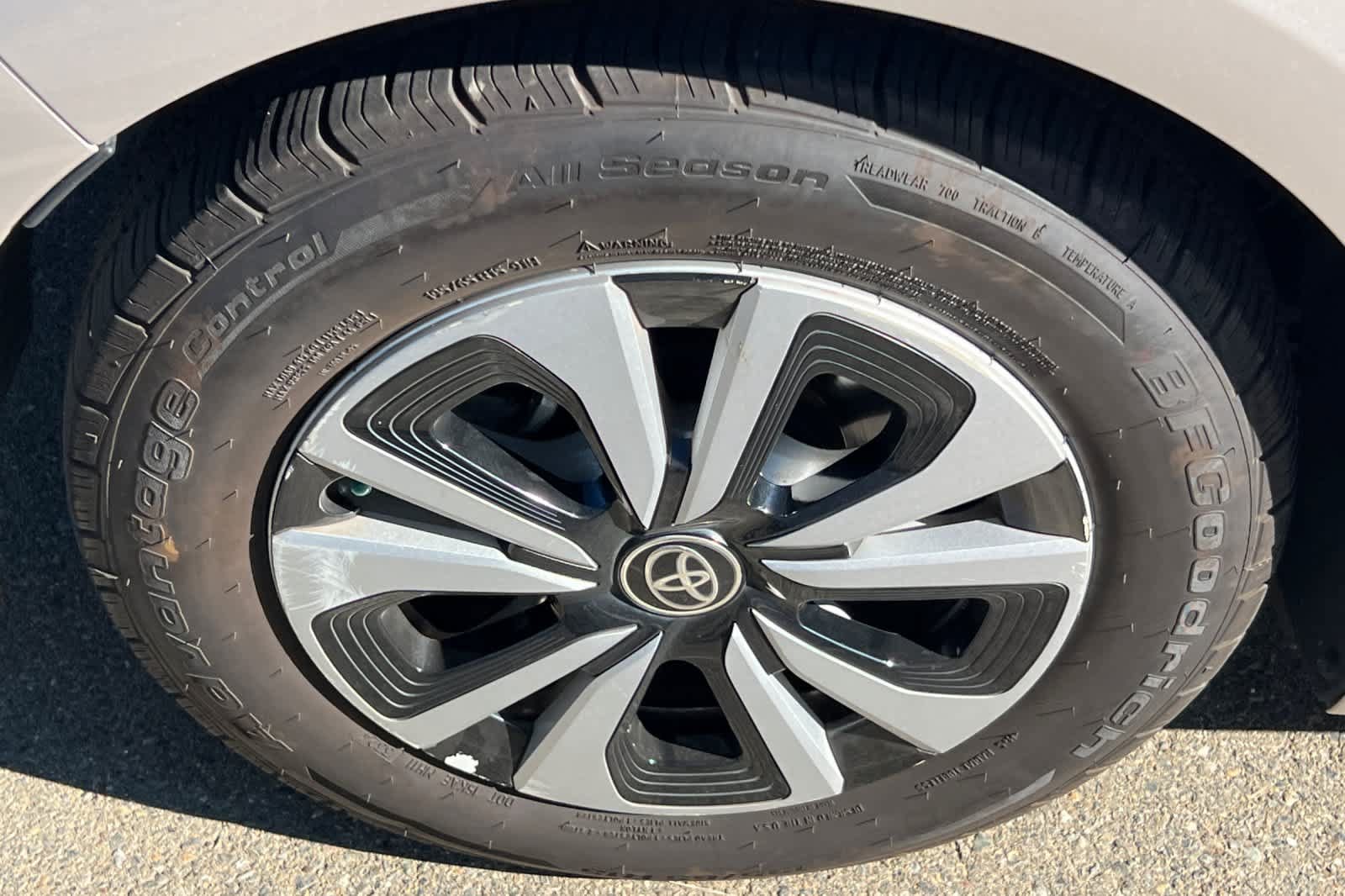 Used 2017 Toyota Prius Prime Advanced w/ Carpet Mat Package FWD image 17