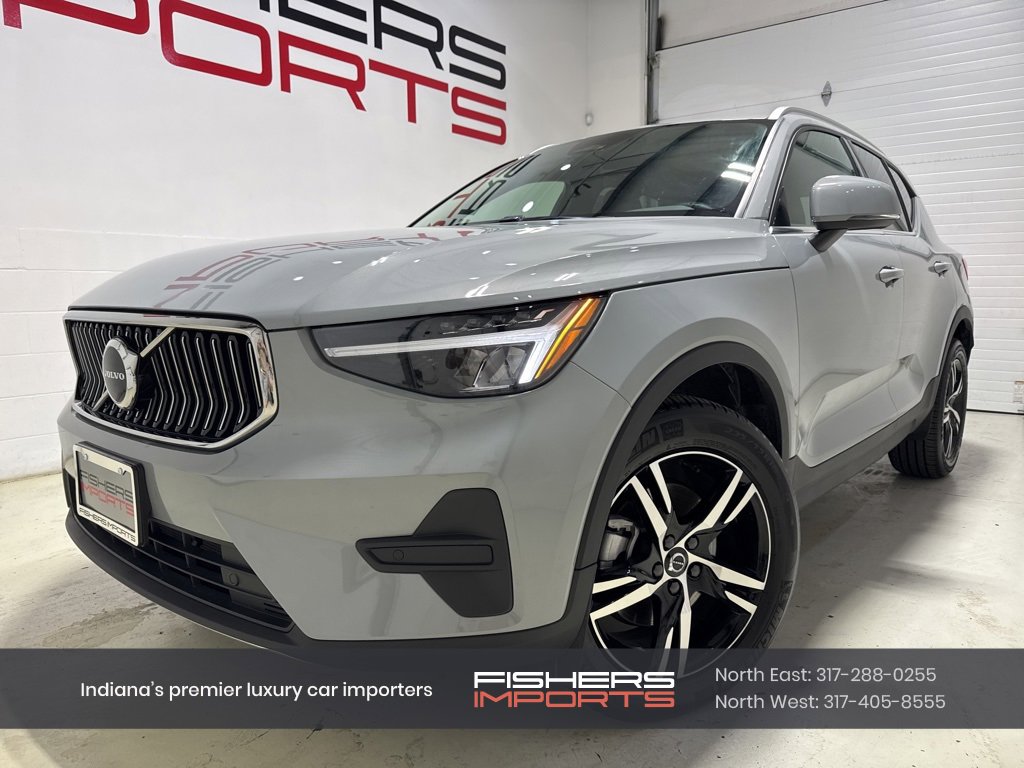 Used 2025 Volvo XC40 B5 Core image 1