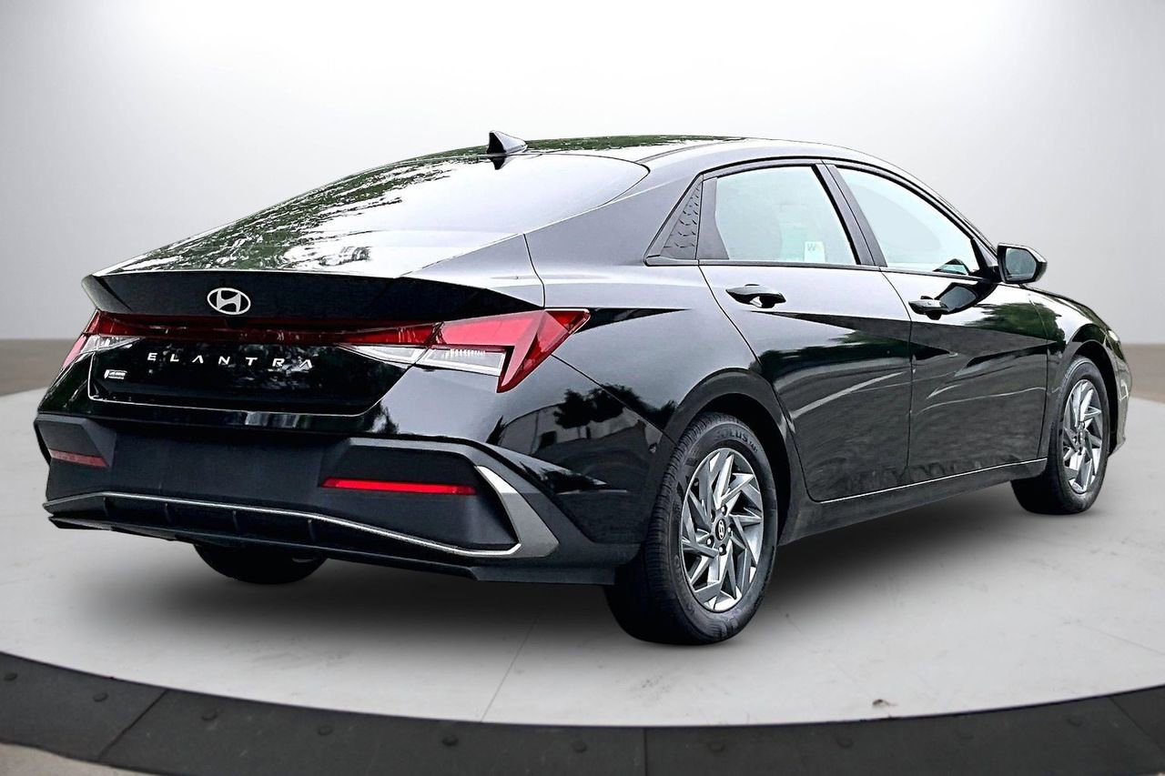 Used 2024 Hyundai Elantra SEL FWD image 9