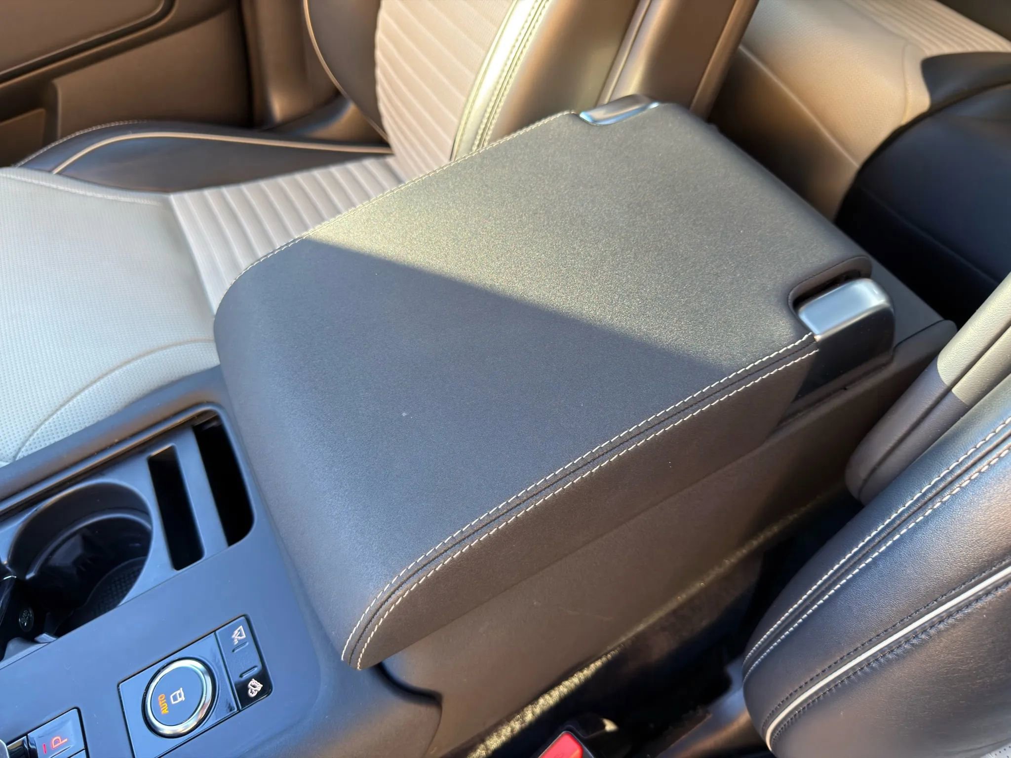 Used 2023 Land Rover Discovery Metropolitan Edition image 31