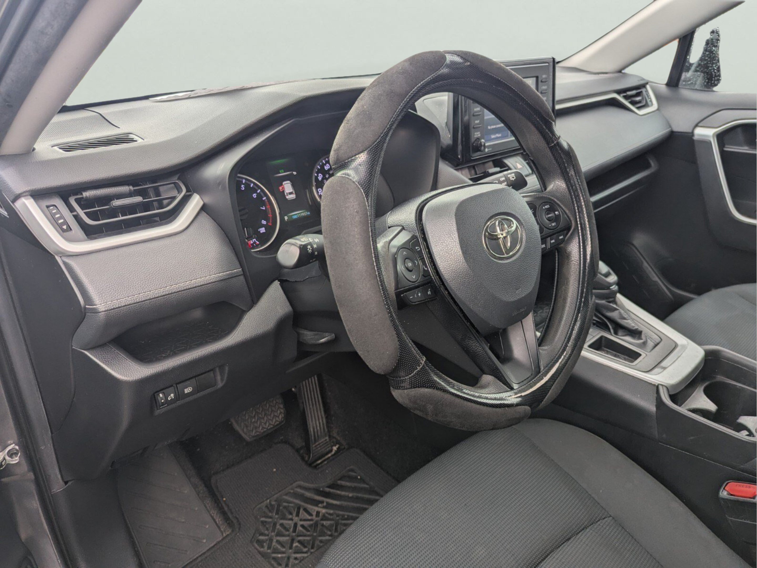 Used 2021 Toyota RAV4 LE FWD image 11