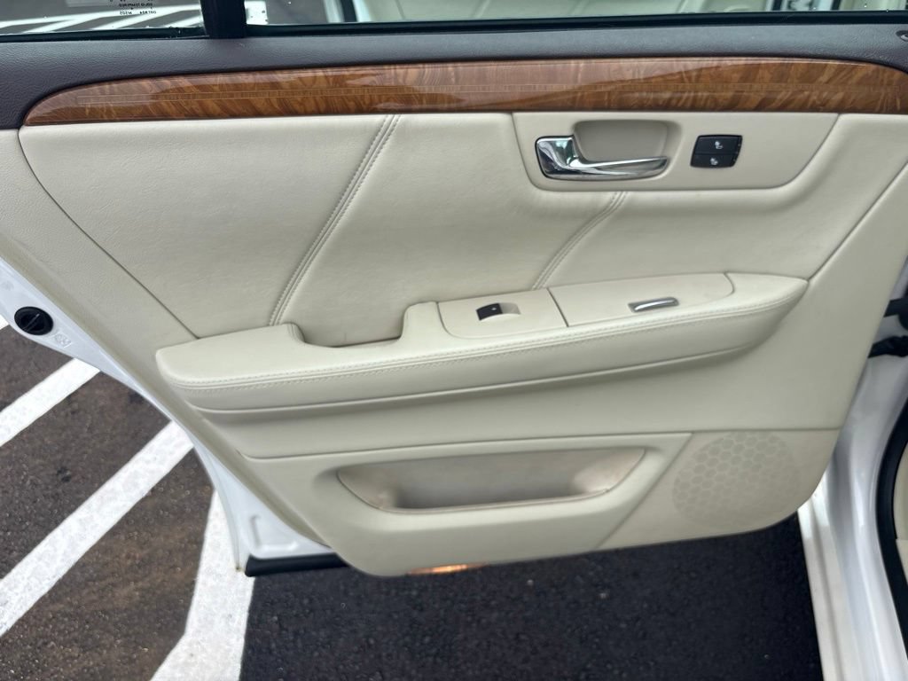 Used 2011 Cadillac DTS Platinum FWD image 28