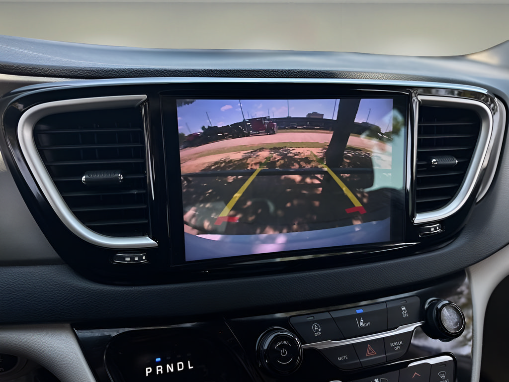 Used 2022 Chrysler Pacifica Touring-L FWD image 8