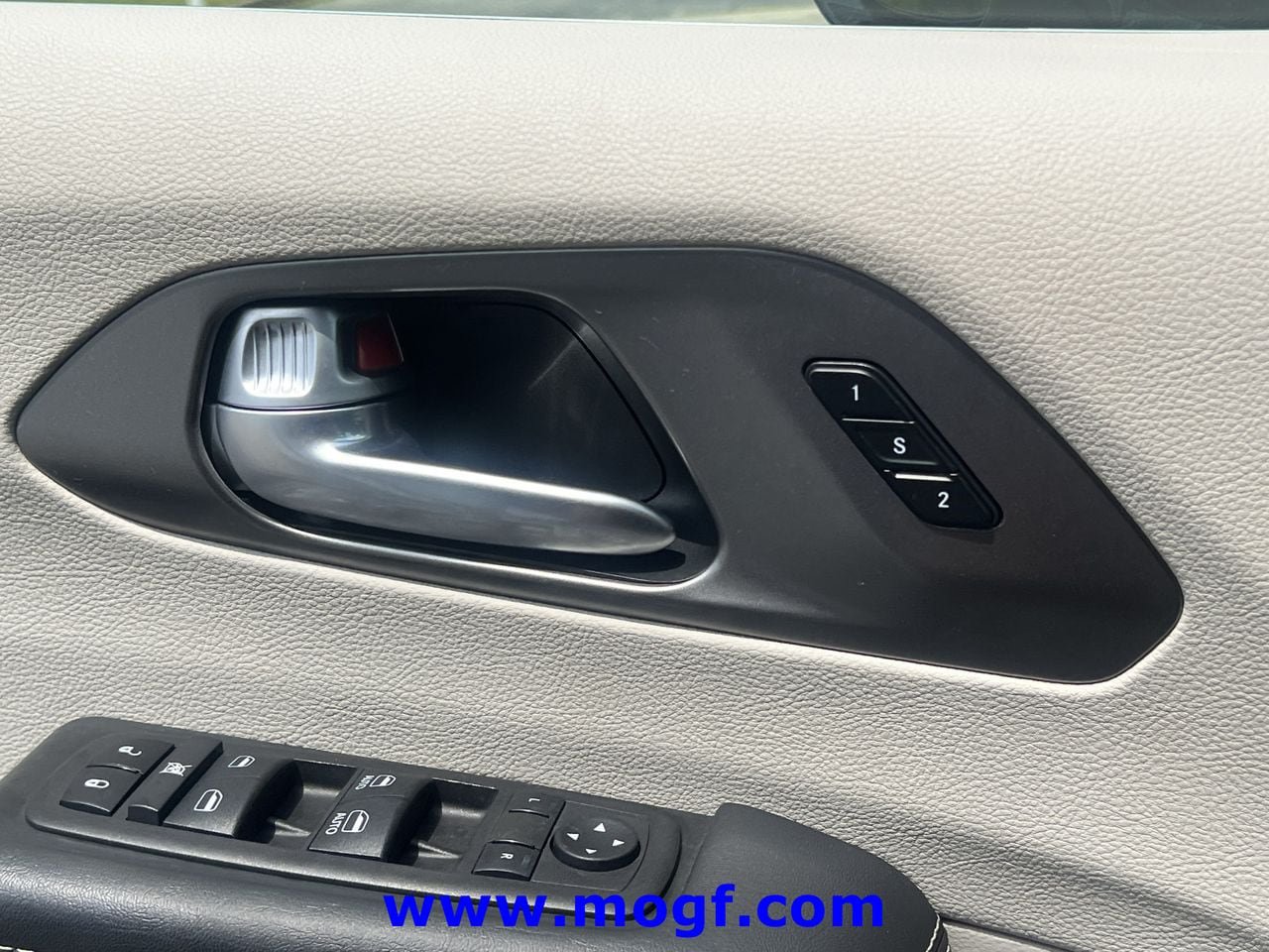 Used 2024 Chrysler Pacifica Touring-L FWD image 16