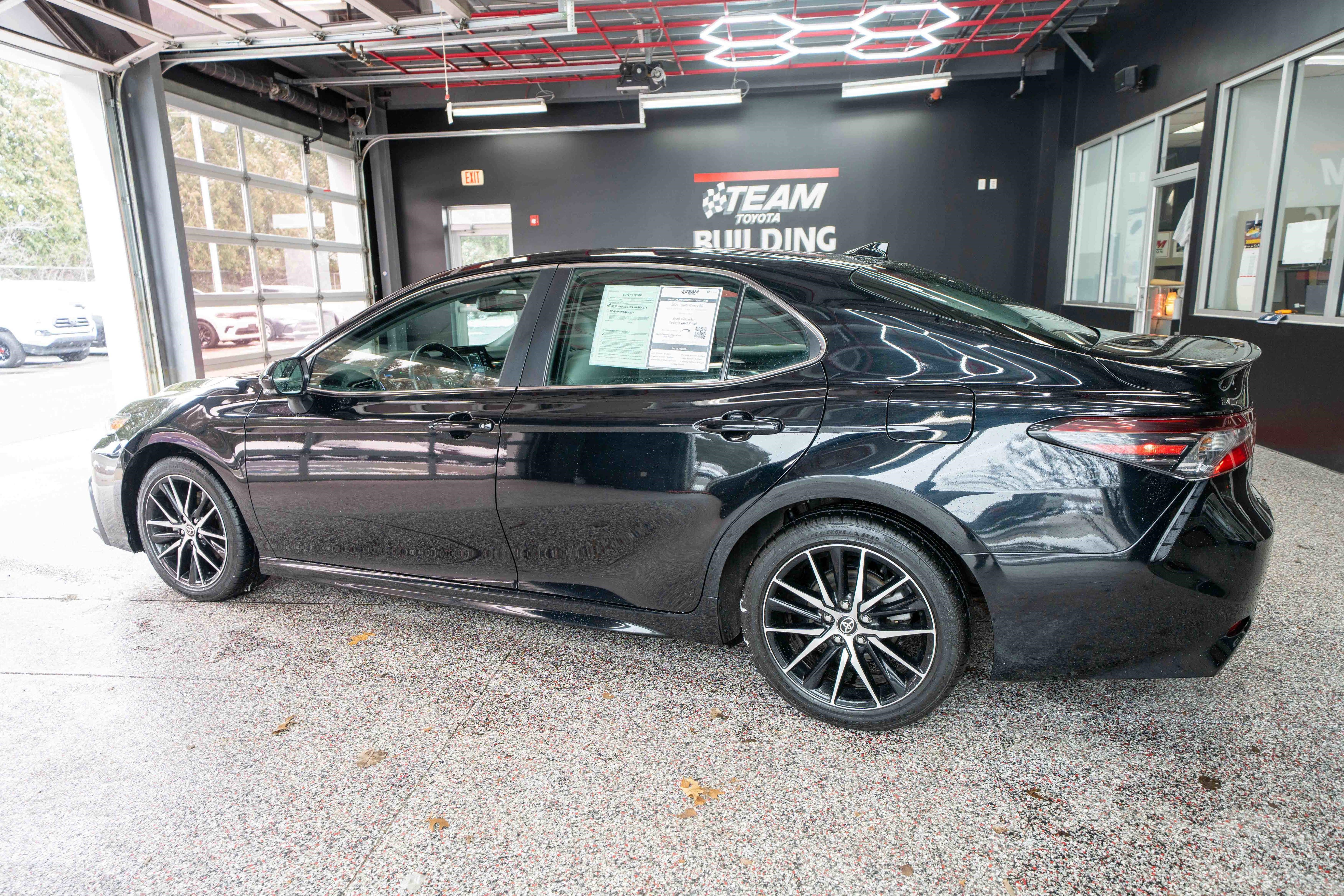 Used 2024 Toyota Camry SE w/ Convenience Package image 2