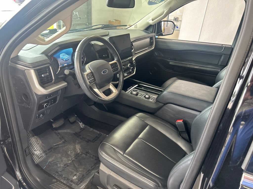 Used 2023 Ford Expedition XLT AWD/4WD image 3