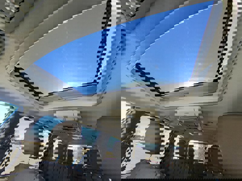 Used 2016 Chrysler Town & Country Touring-L image 27