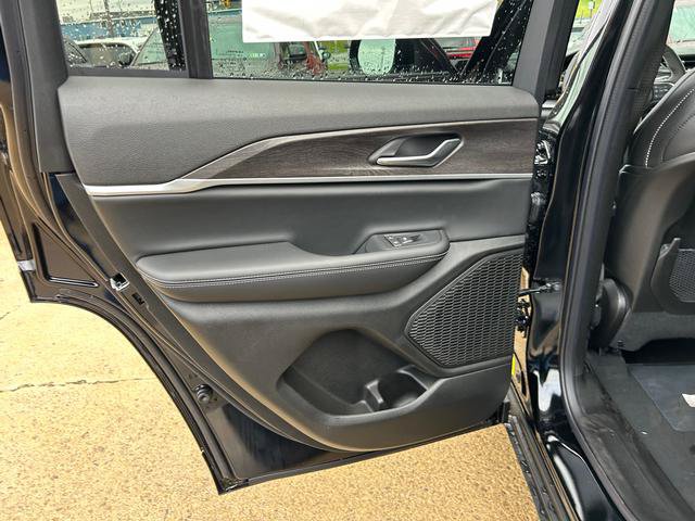 New 2025 Jeep Grand Cherokee Limited w/ Black Appearance Package image 9