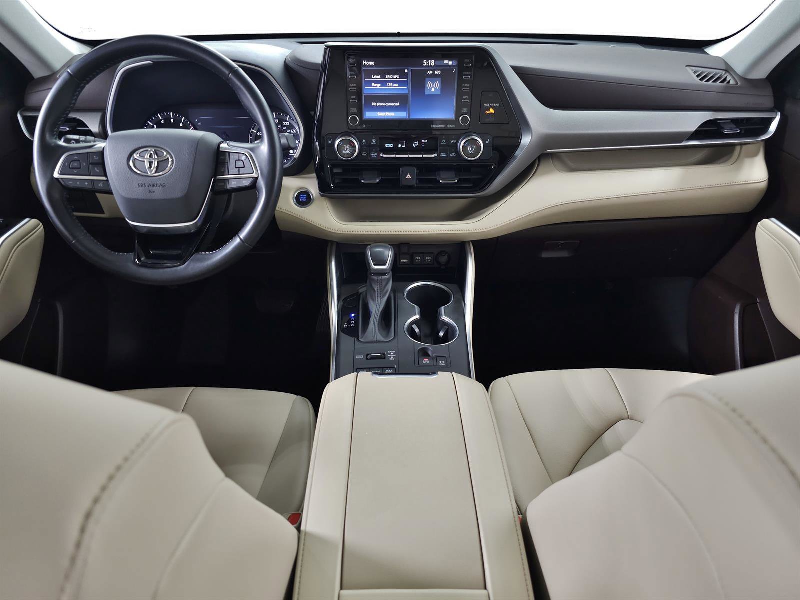Used 2021 Toyota Highlander XLE AWD/4WD image 12
