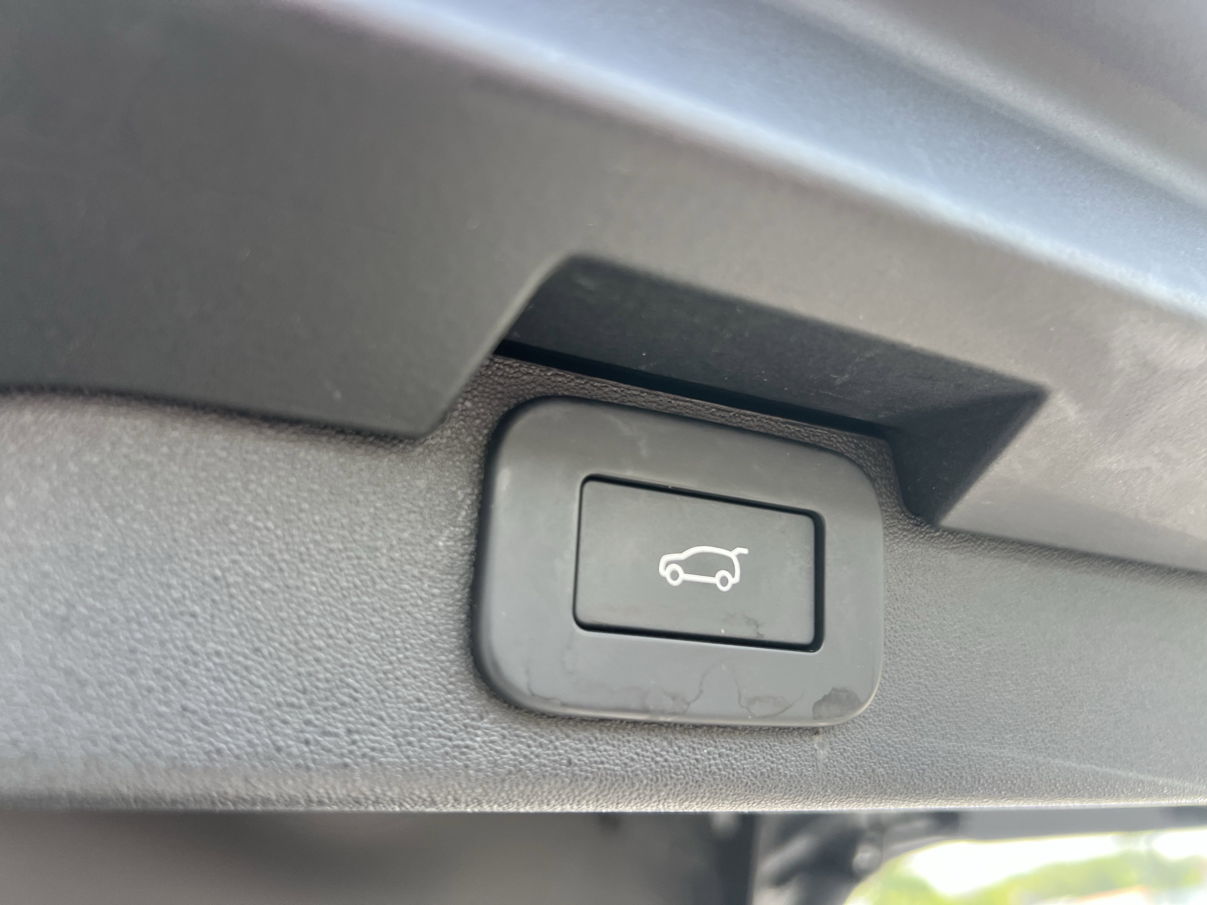 Certified 2025 Land Rover Discovery S AWD/4WD image 39