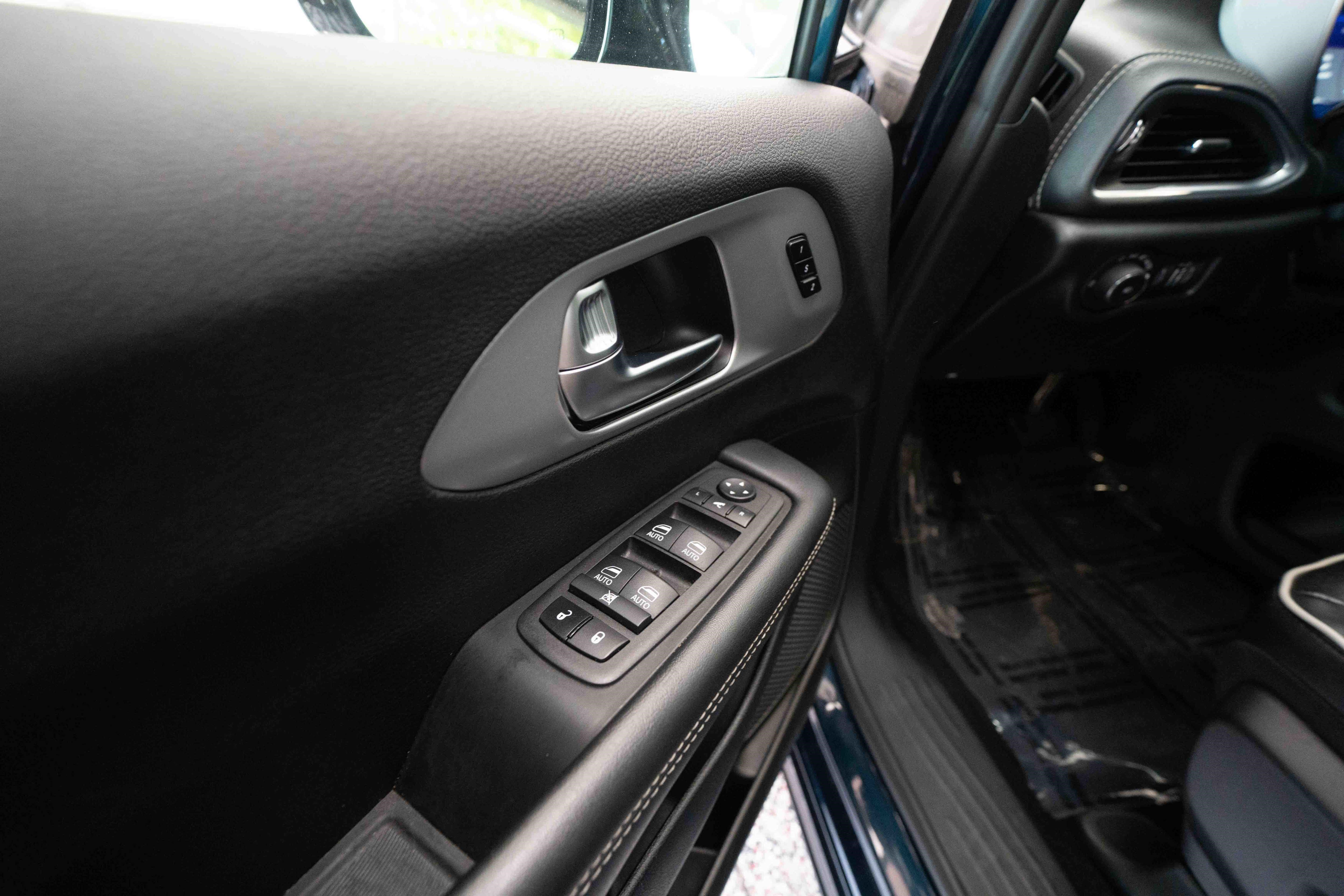 Used 2025 Chrysler Pacifica Limited FWD image 7