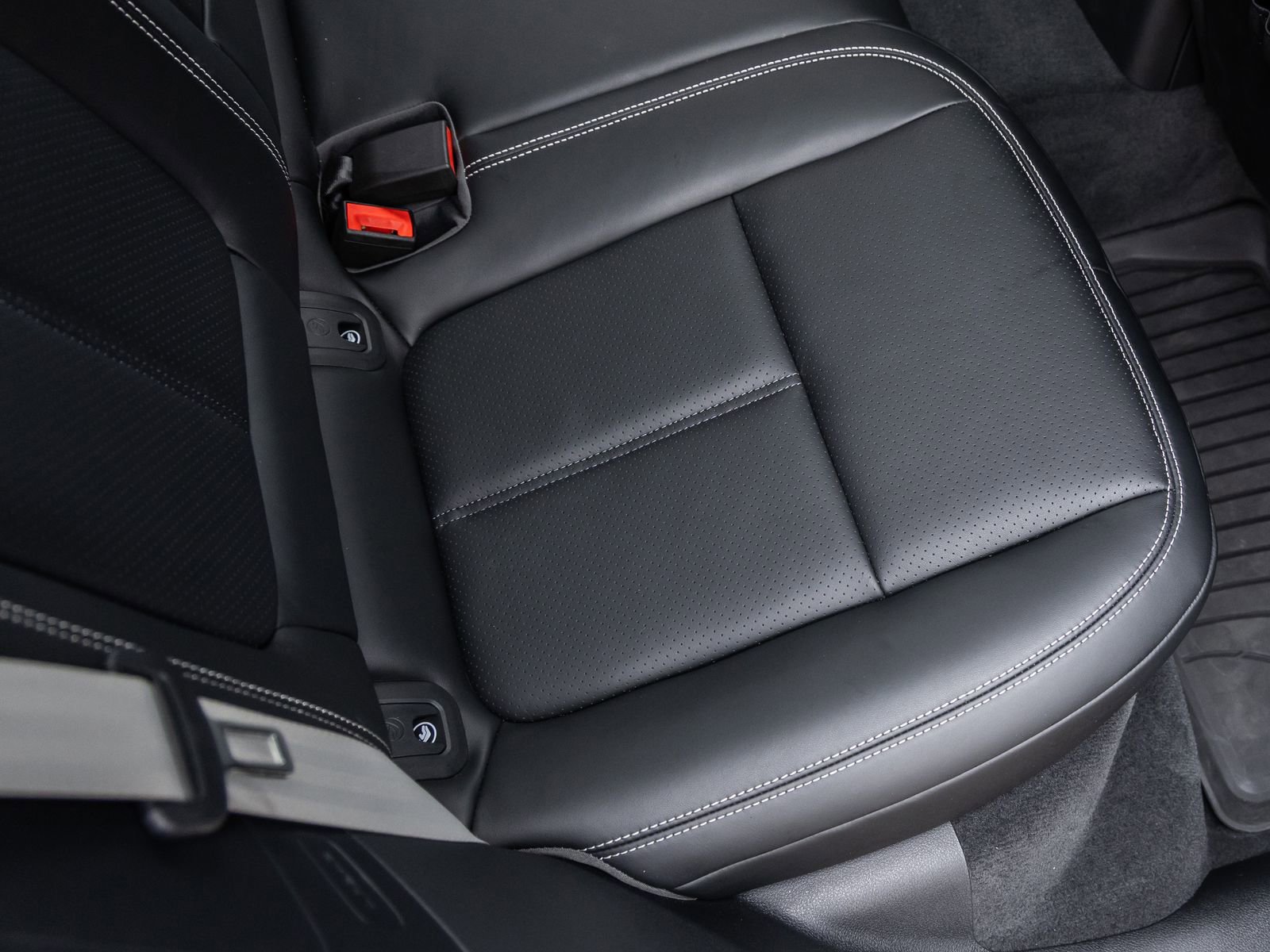 Certified 2025 Porsche Macan image 41