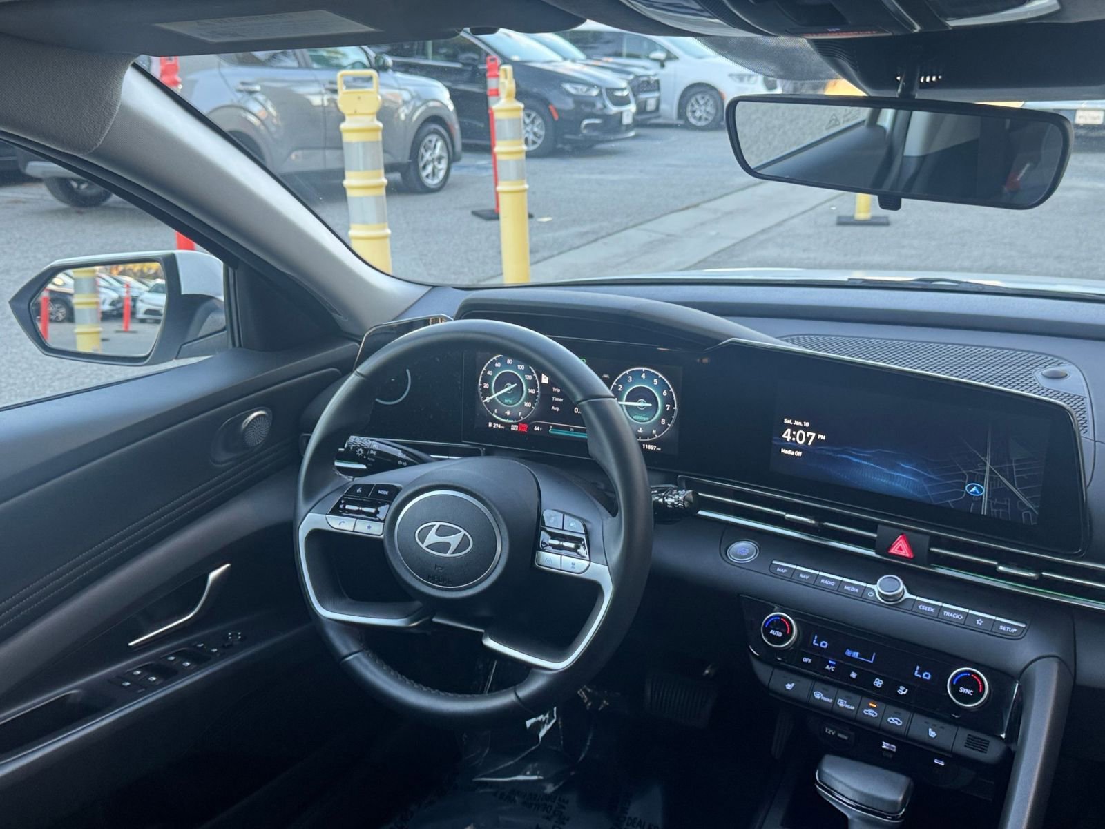 Used 2025 Hyundai Elantra SEL image 35