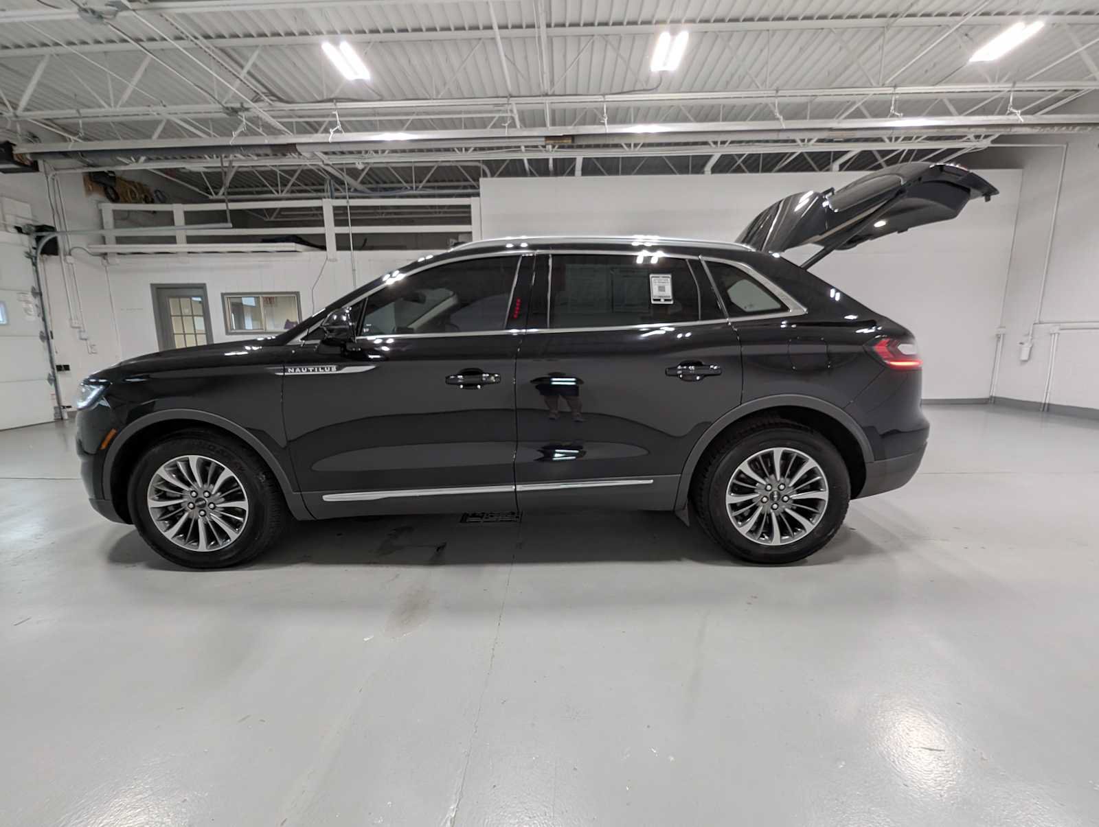 Used 2022 Lincoln Nautilus AWD w/ Premium Package image 12