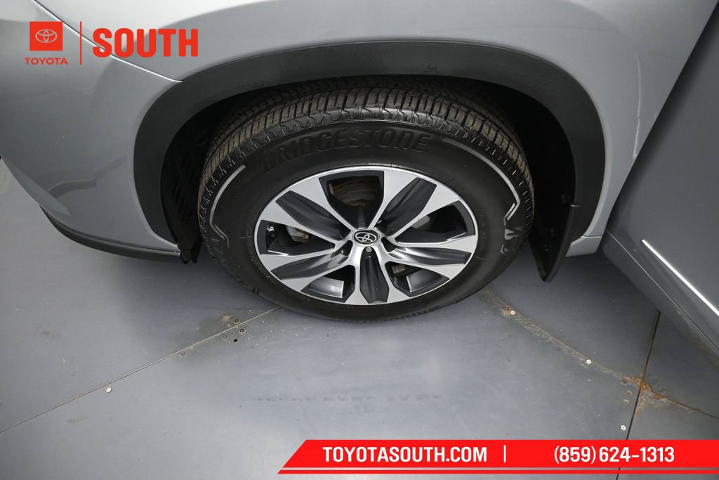 Used 2023 Toyota Highlander XLE AWD/4WD image 39