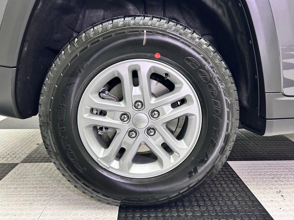 New 2025 Jeep Grand Cherokee Laredo w/ Trailer Tow Package image 9