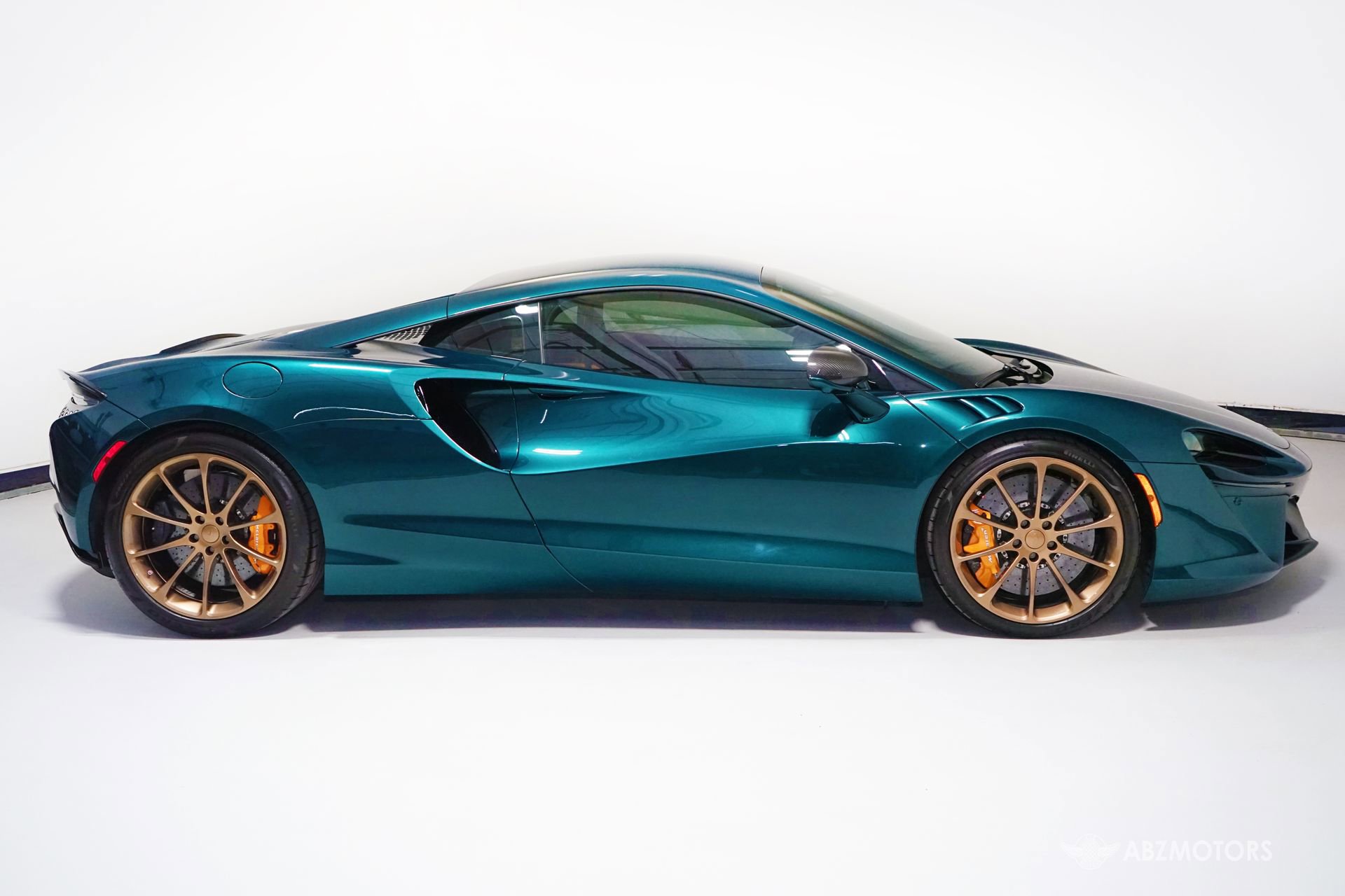 Used 2024 McLaren Artura RWD image 4