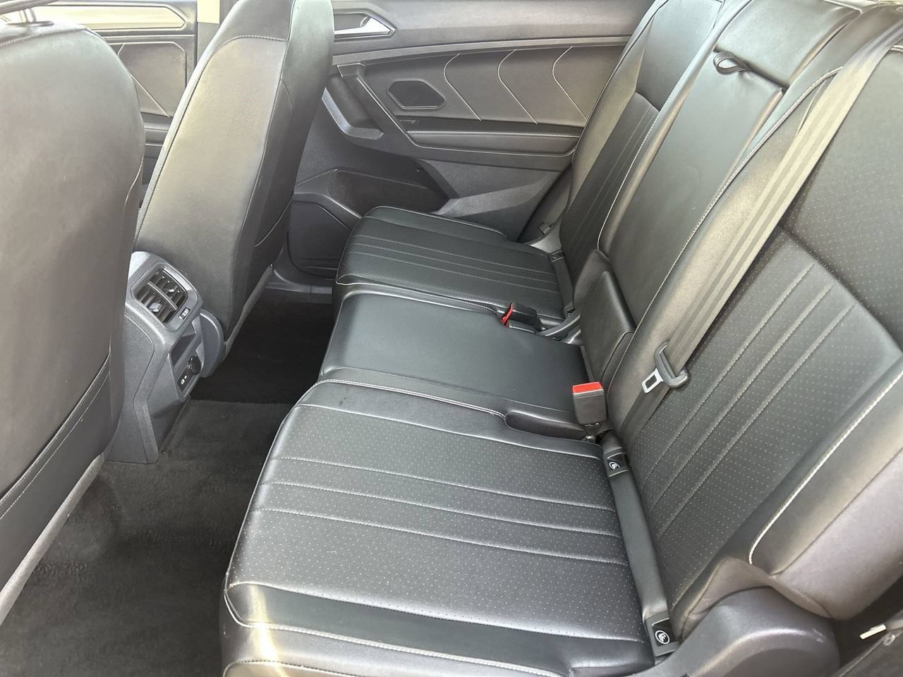 Used 2023 Volkswagen Tiguan SE w/ Panoramic Sunroof Package FWD image 14