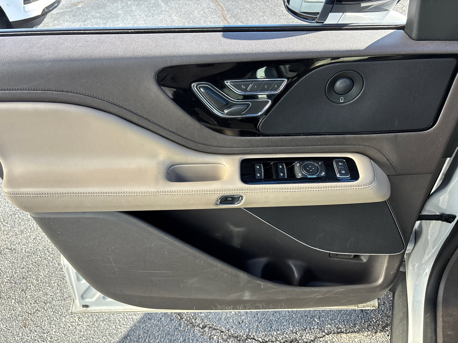 Certified 2022 Lincoln Aviator Reserve w/ Equipment Group 201A image 11