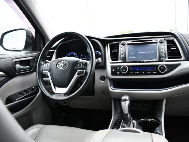 Used 2019 Toyota Highlander XLE FWD image 19