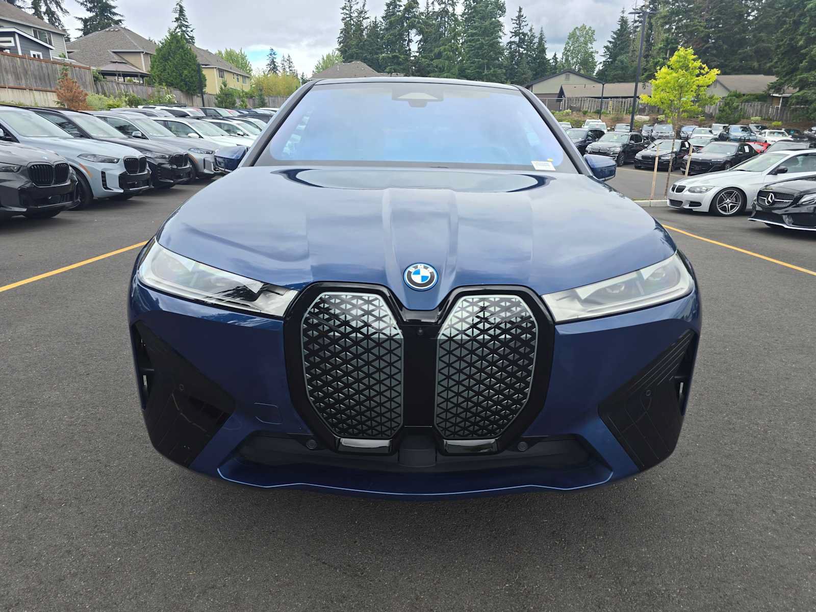 Used 2023 BMW iX xDrive50 w/ Sport Package AWD/4WD image 8
