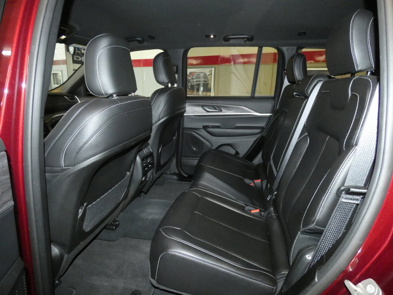 Used 2024 Jeep Grand Cherokee Limited image 25
