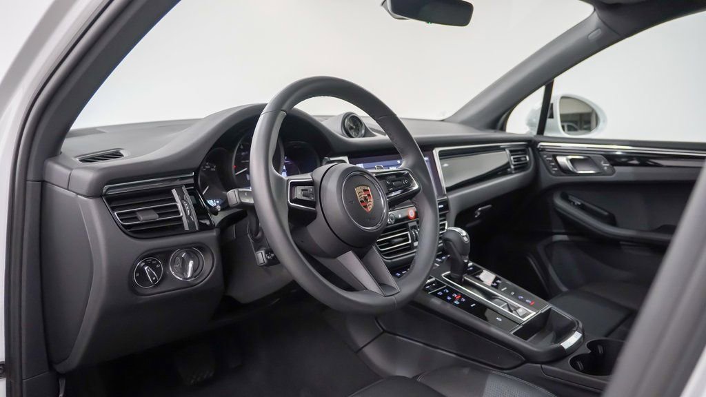 Used 2025 Porsche Macan AWD/4WD image 4