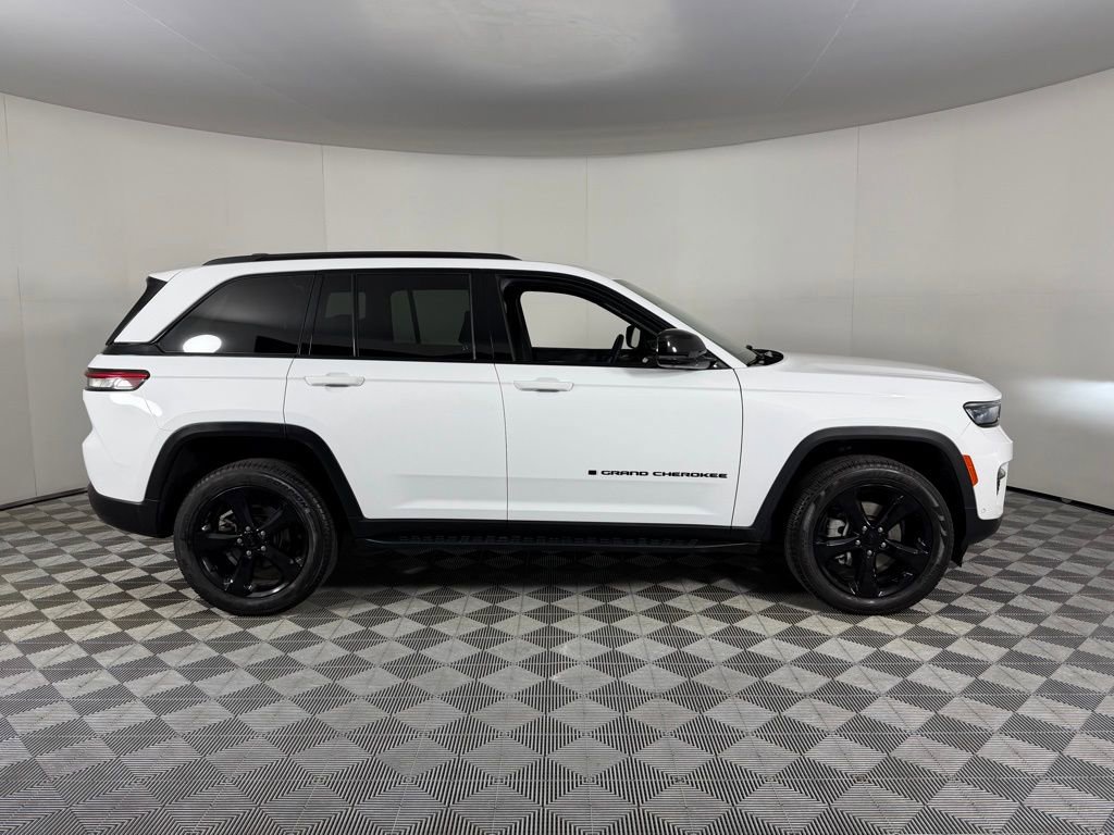 Used 2024 Jeep Grand Cherokee Limited w/ Luxury Tech Group II image 3