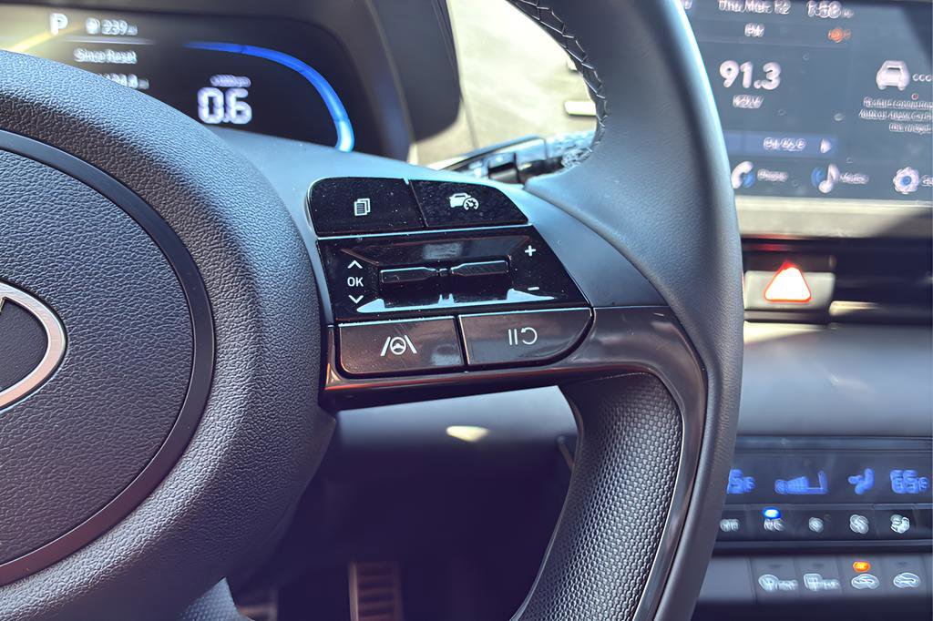 Certified 2025 Hyundai Elantra Sport image 26