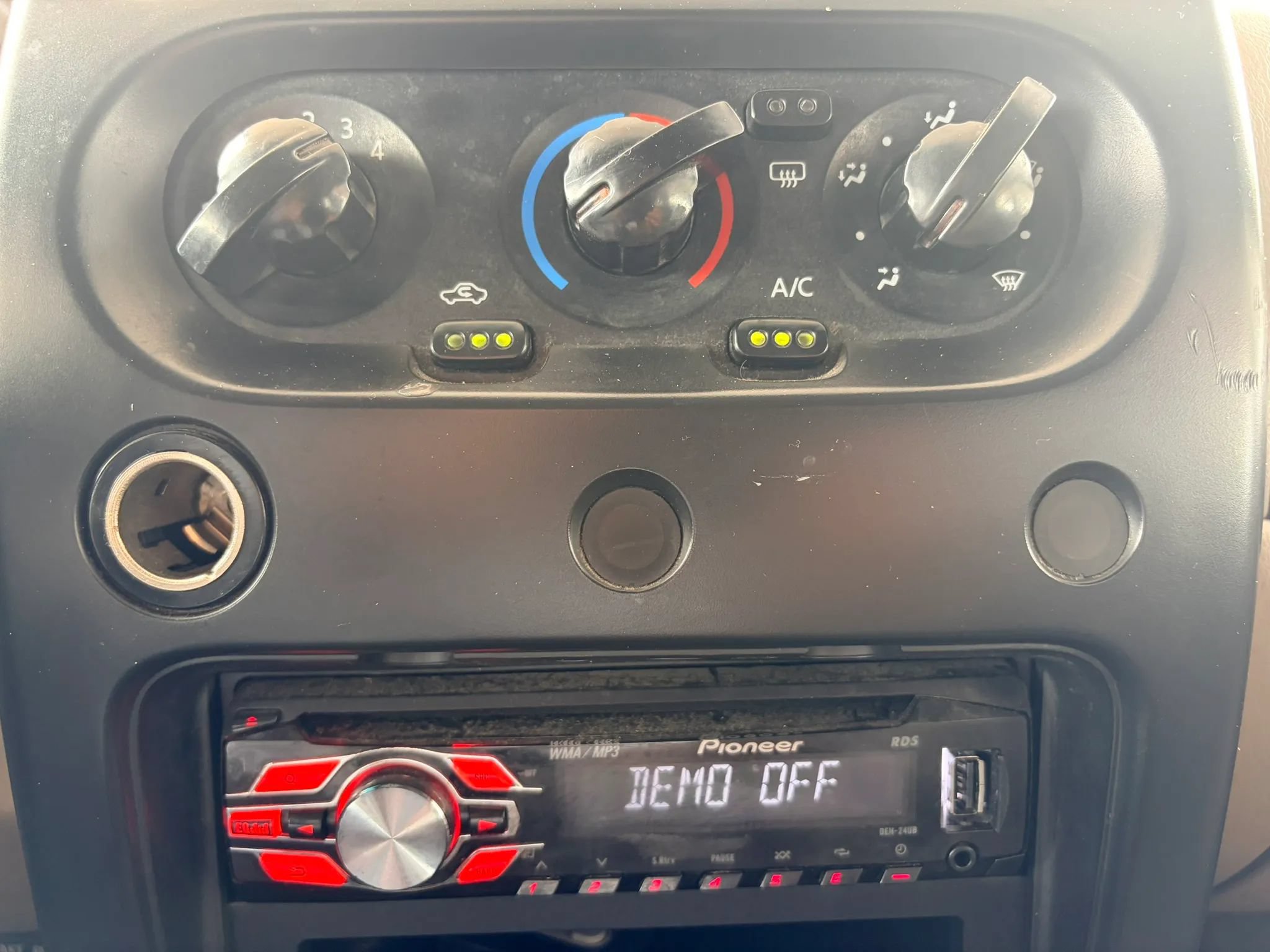 Used 2003 Nissan Frontier XE AWD/4WD image 25