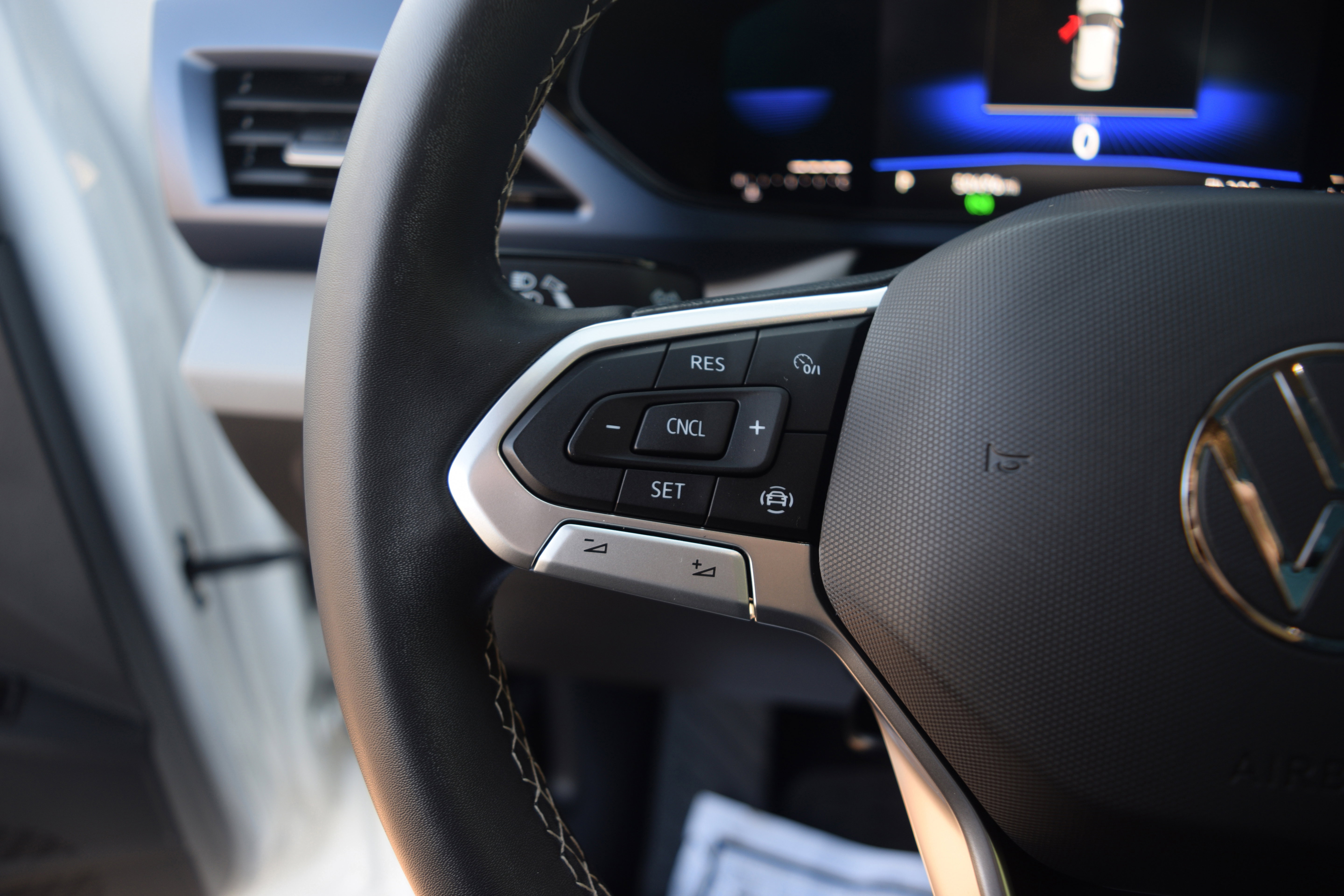 Used 2022 Volkswagen Taos SE w/ Panoramic Sunroof Package image 6