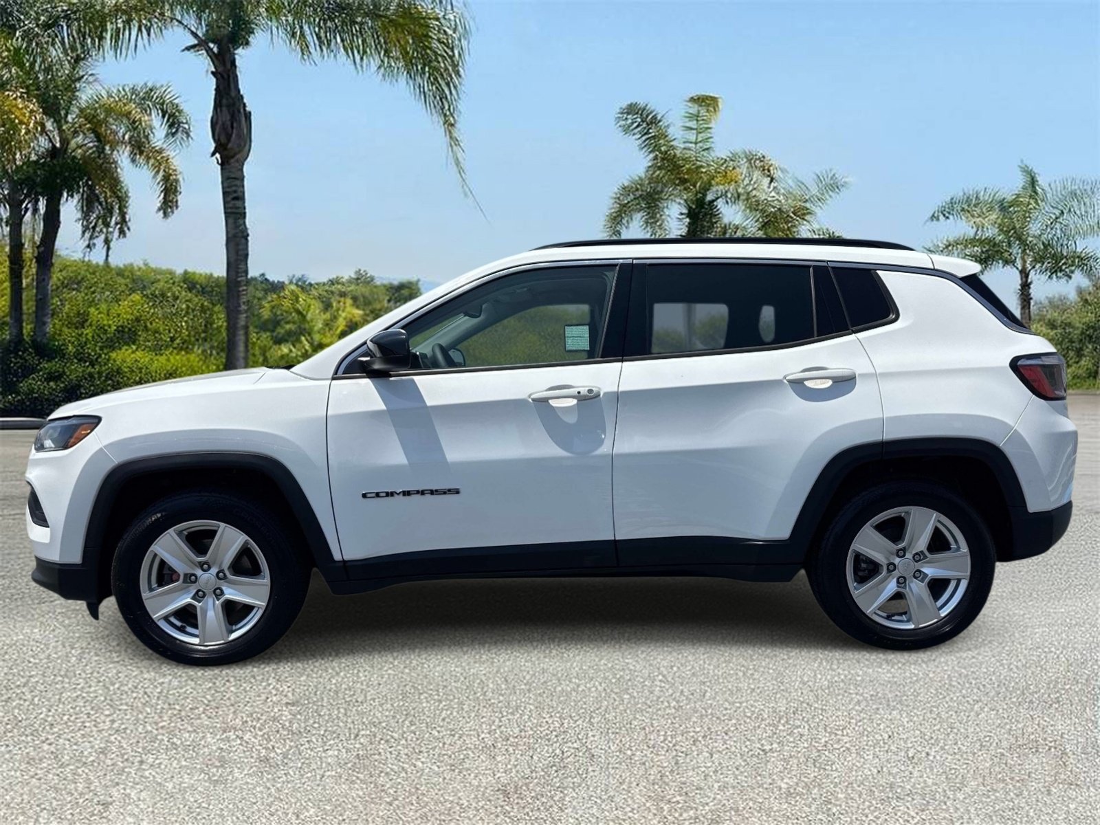 Used 2022 Jeep Compass Latitude FWD image 2