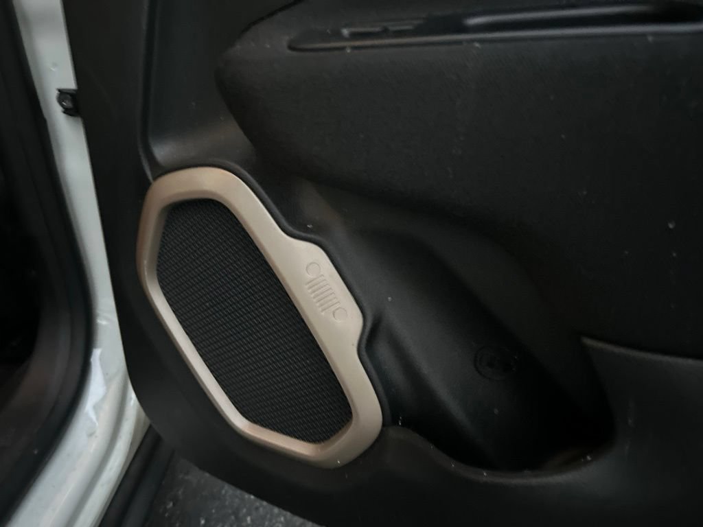 Used 2016 Jeep Renegade Latitude FWD image 12